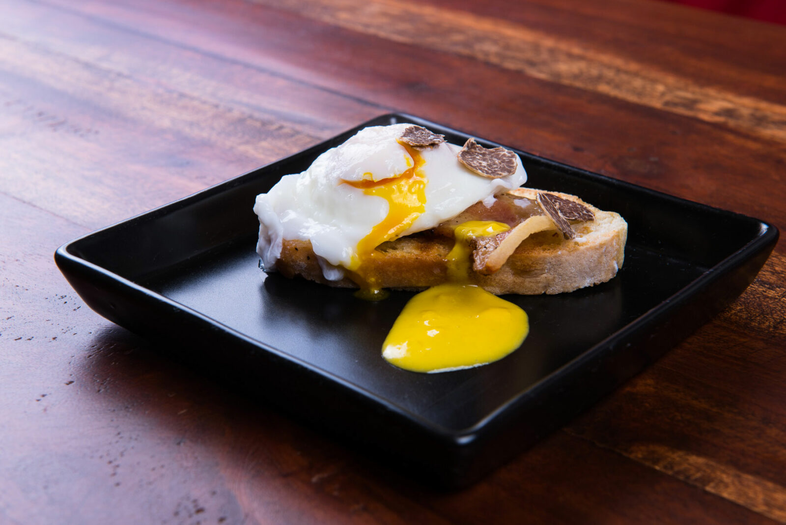 Uova alla Benedict, Pancetta e Salsa Olandese al Tartufo