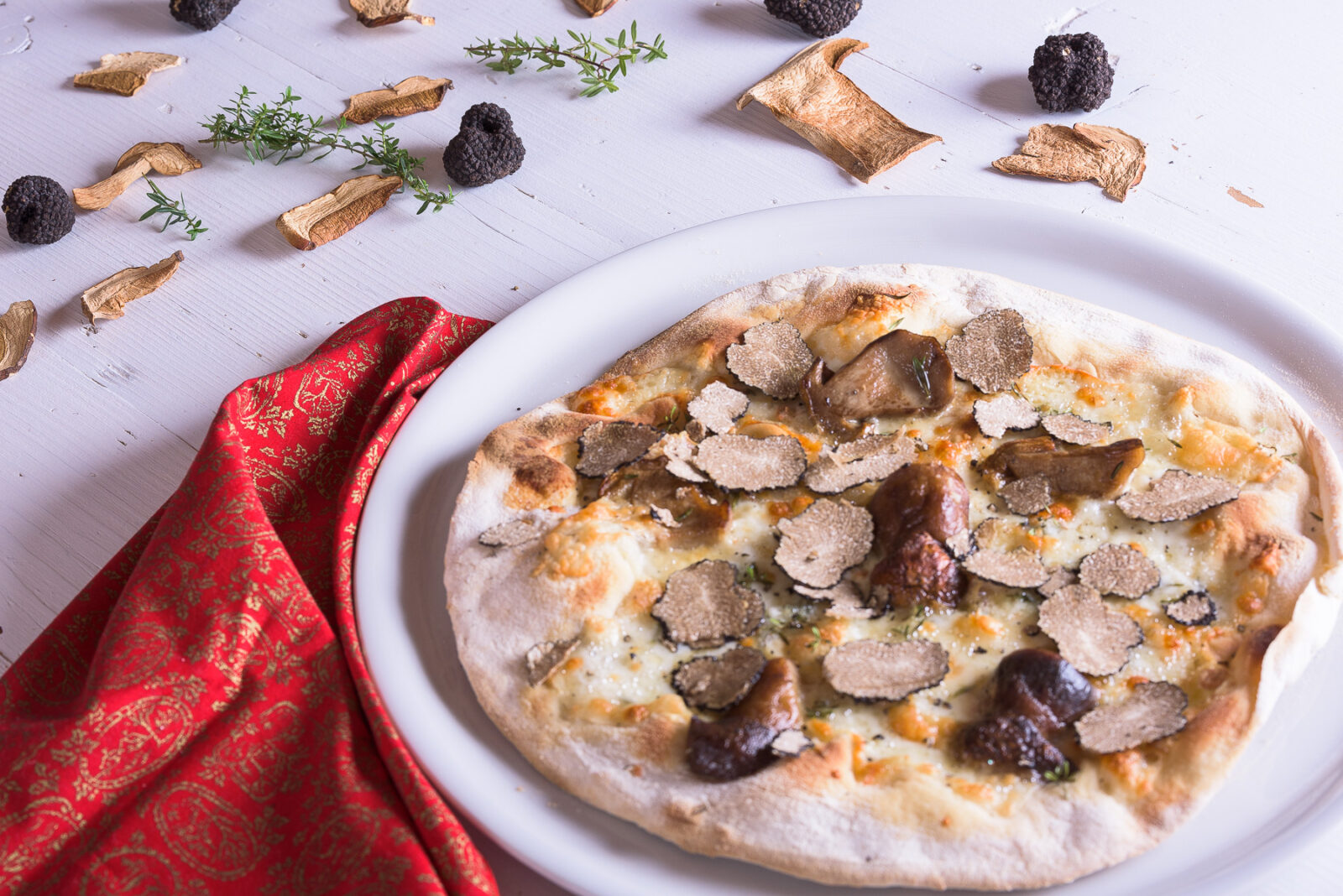 Pizza con Mozzarella di Bufala, Tartufo Nero Estivo e Porcini